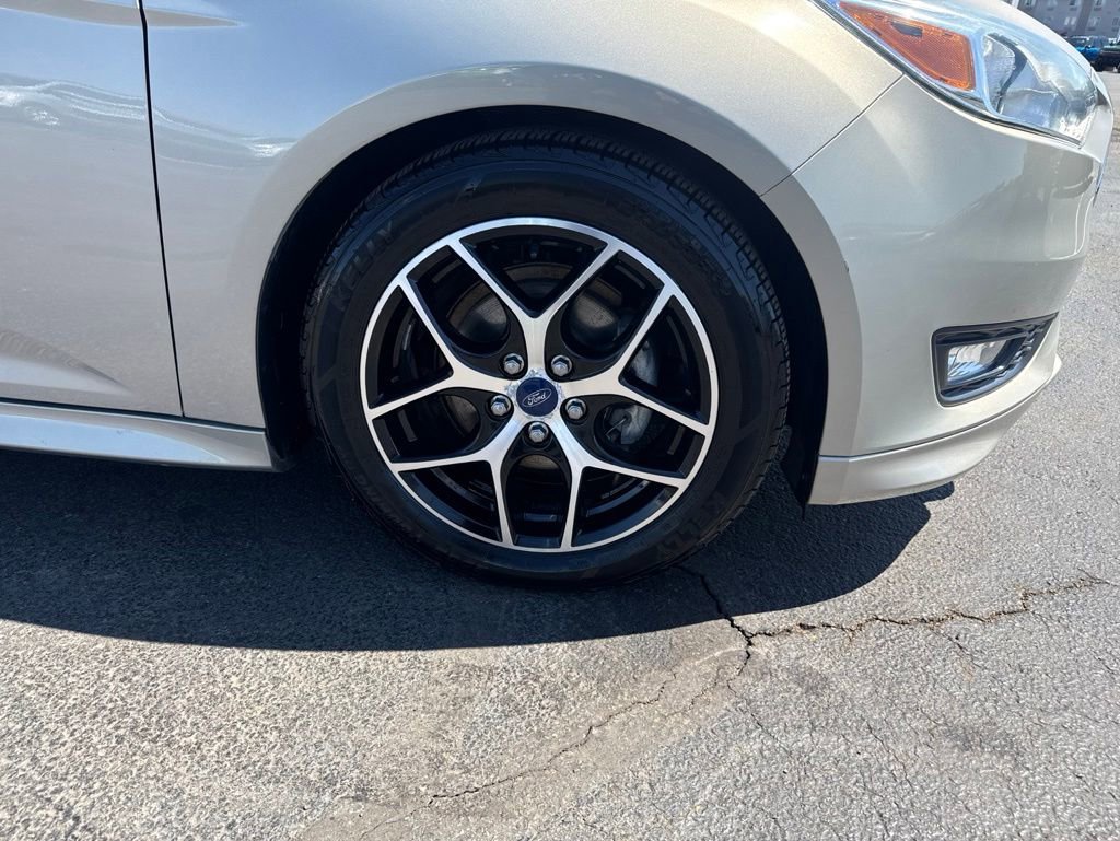 Used 2015 Ford Focus SE w/ SE Sport Package FWD image 40