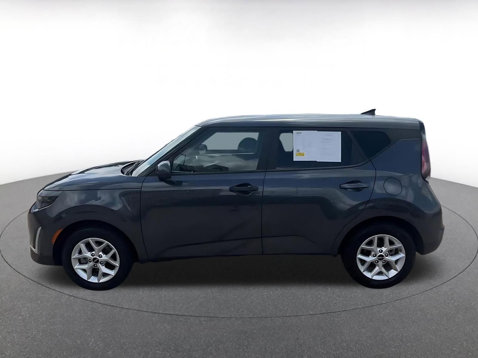 Used 2025 Kia Soul LX w/ LX Technology Package FWD image 9