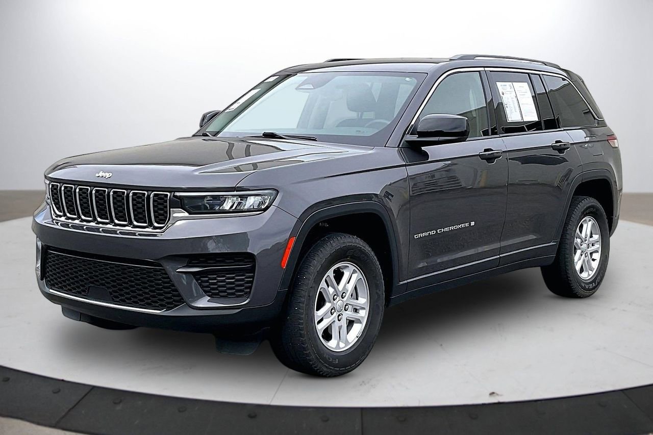 Used 2023 Jeep Grand Cherokee Laredo image 4