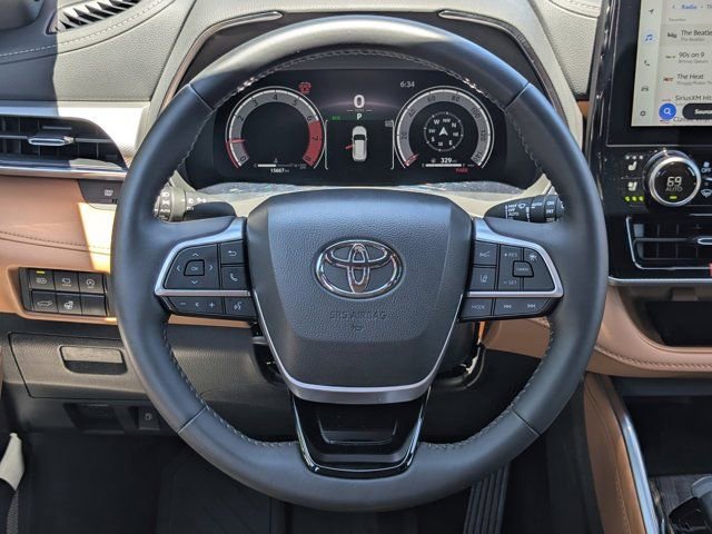 Used 2025 Toyota Highlander Platinum AWD/4WD image 21
