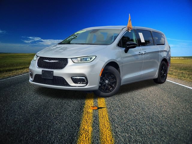 Used 2024 Chrysler Pacifica Touring-L FWD image 28