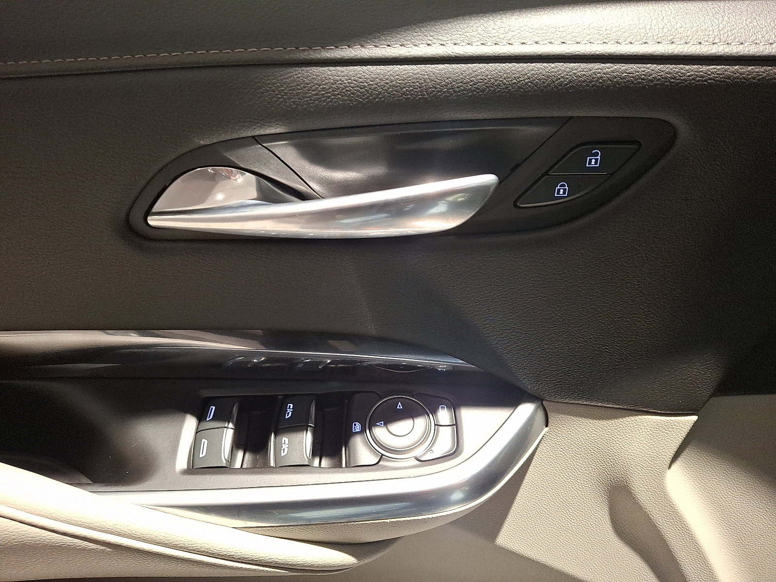 Used 2021 Cadillac XT4 Luxury w/ Cold Weather Package image 12