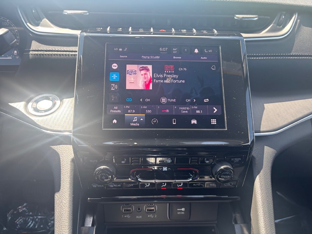 New 2025 Jeep Grand Cherokee Laredo X w/ Luxury Tech Group I AWD/4WD image 28