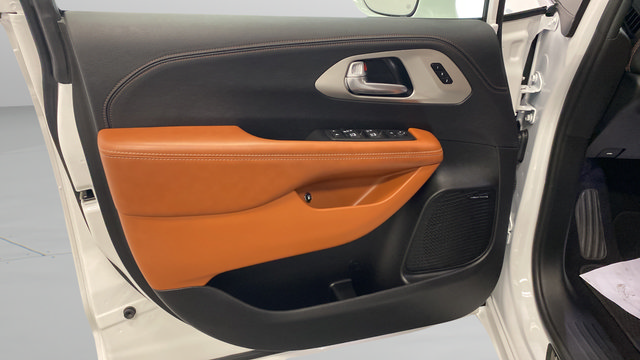 Used 2024 Chrysler Pacifica Pinnacle FWD image 24