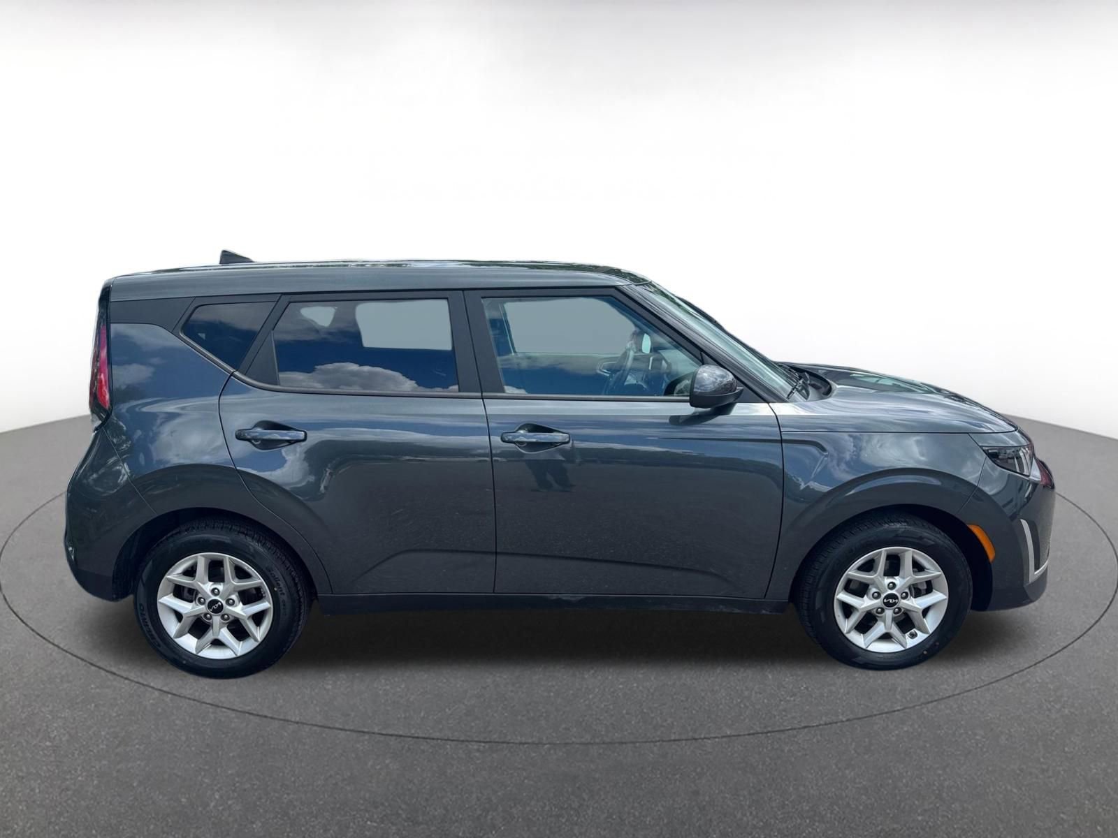Used 2025 Kia Soul LX w/ LX Technology Package FWD image 17
