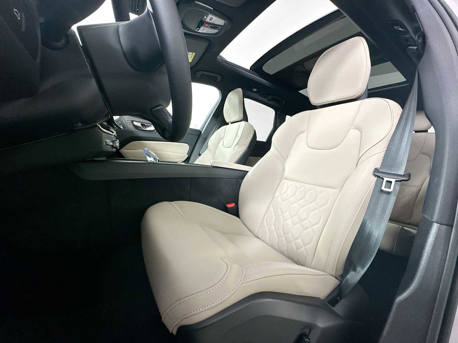 New 2026 Volvo XC60 B5 Plus w/ Climate Package image 19