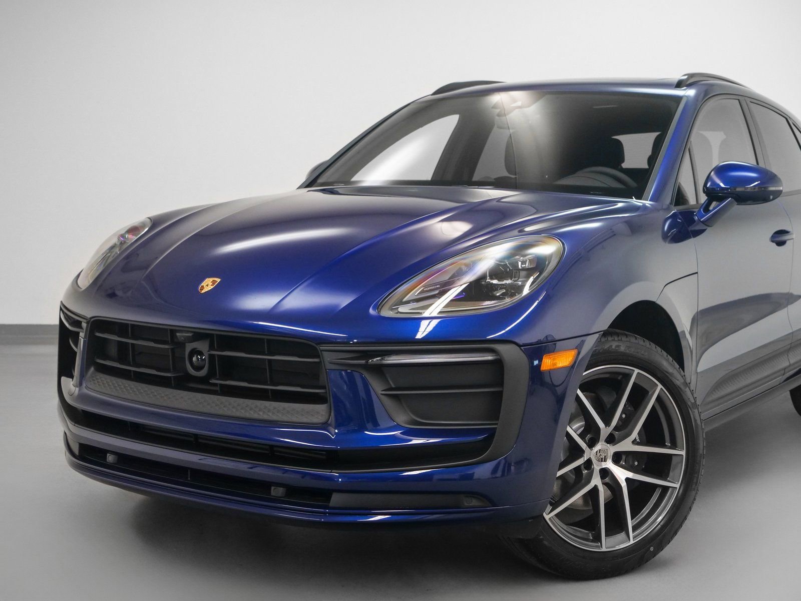Certified 2025 Porsche Macan AWD/4WD image 7