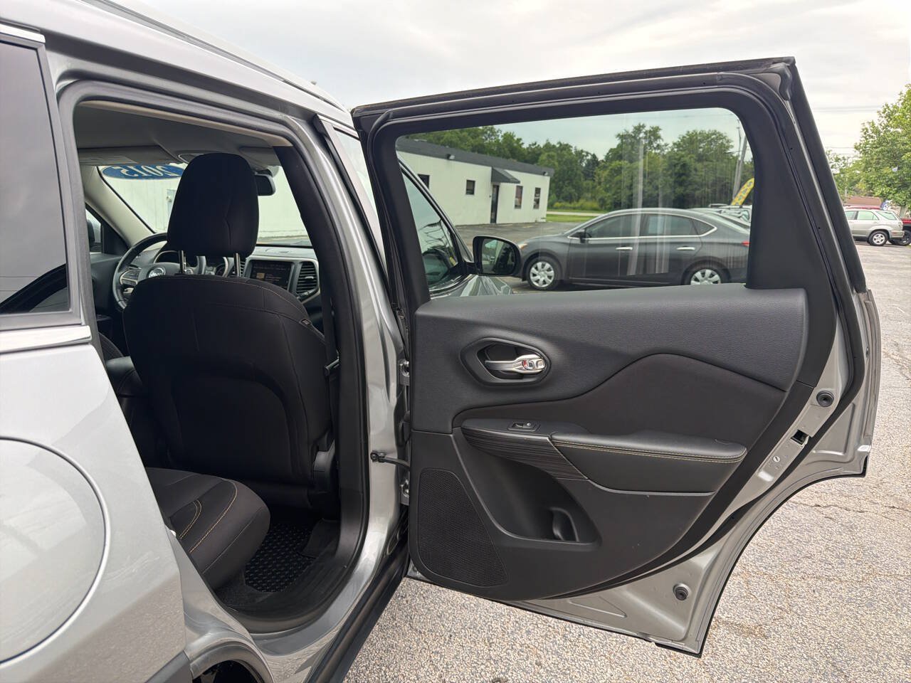 Used 2015 Jeep Cherokee Latitude w/ Cold Weather Group AWD/4WD image 29