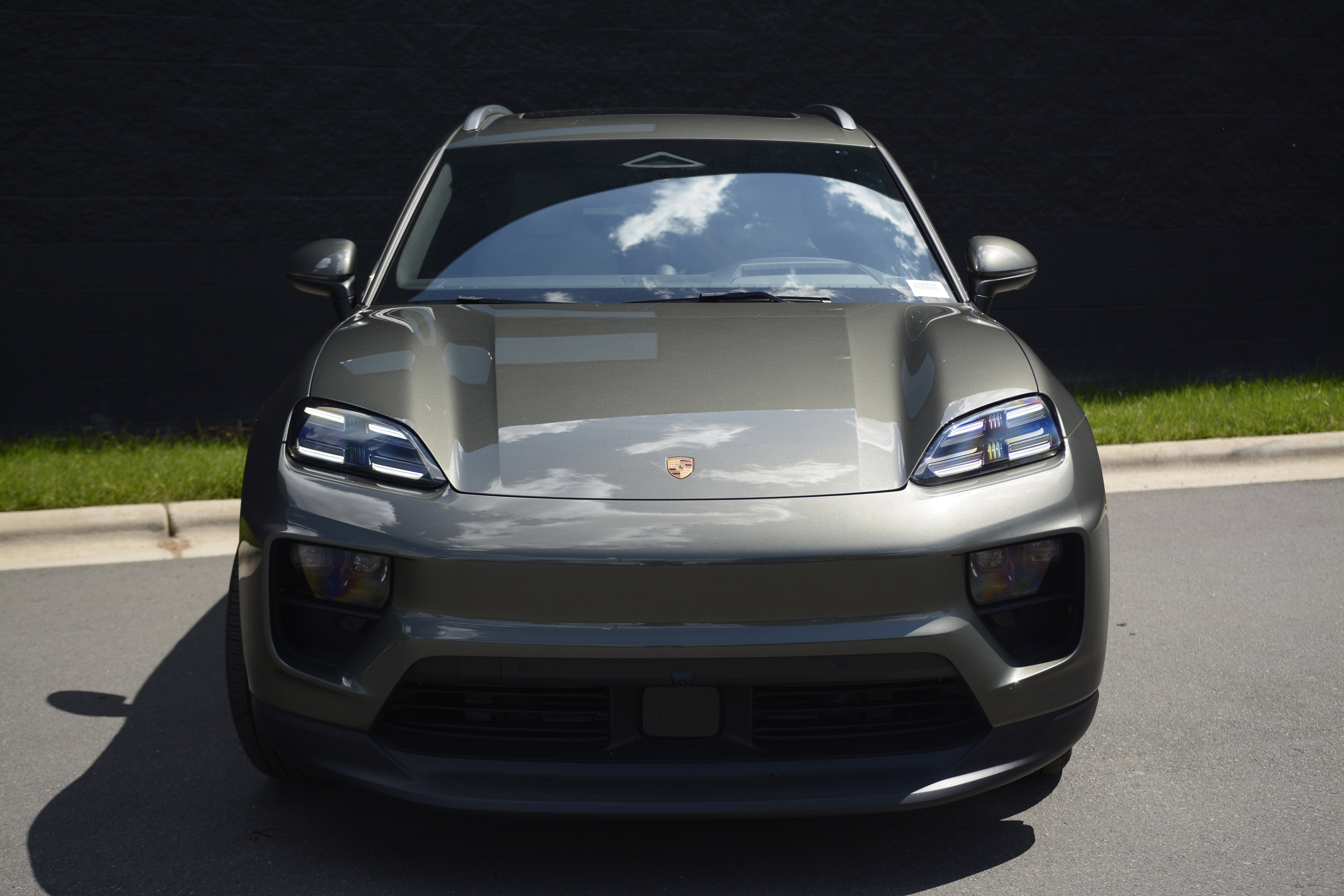 Certified 2025 Porsche Macan 4S Electric AWD/4WD image 10