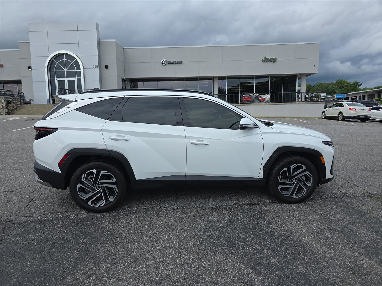 Used 2025 Hyundai Tucson Limited AWD/4WD image 2