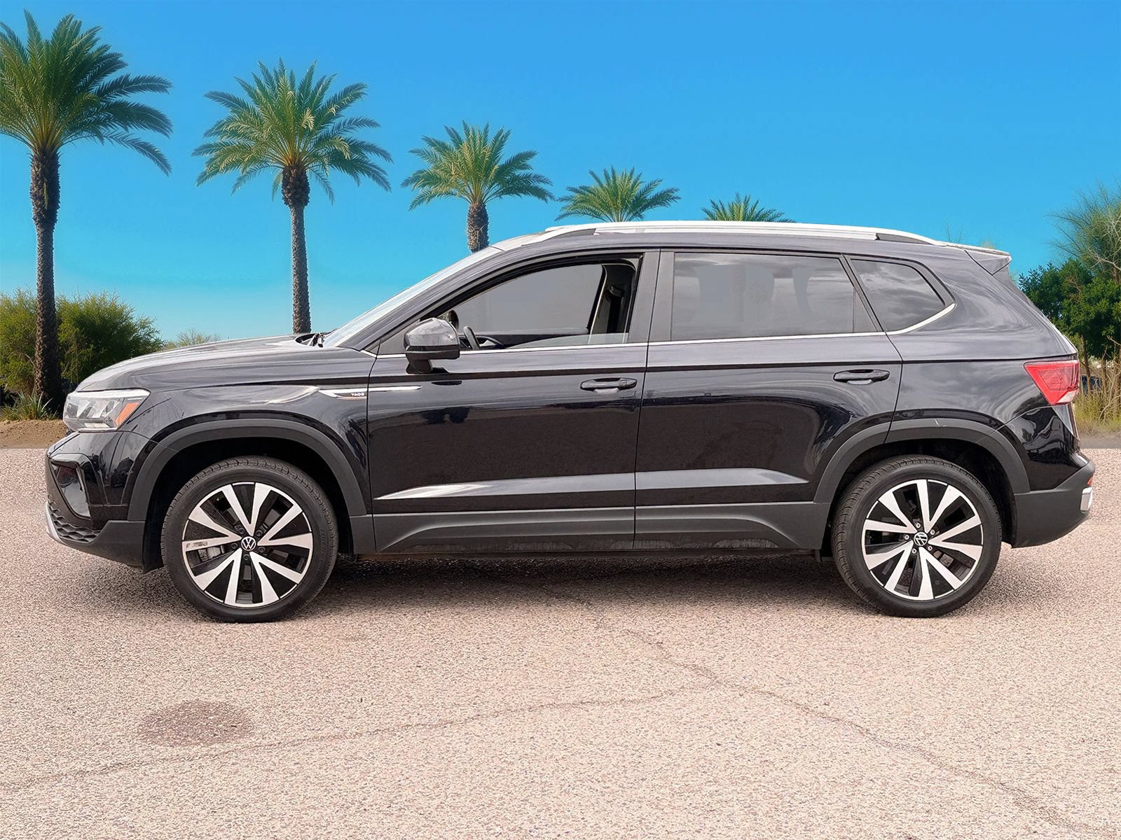 Used 2024 Volkswagen Taos SE FWD image 2