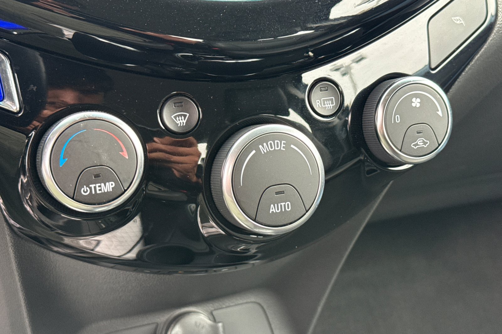 Used 2014 Chevrolet Spark LT FWD image 28