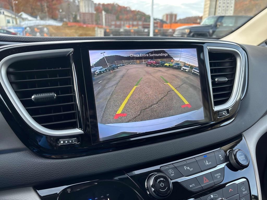 Used 2024 Chrysler Pacifica Touring-L image 26