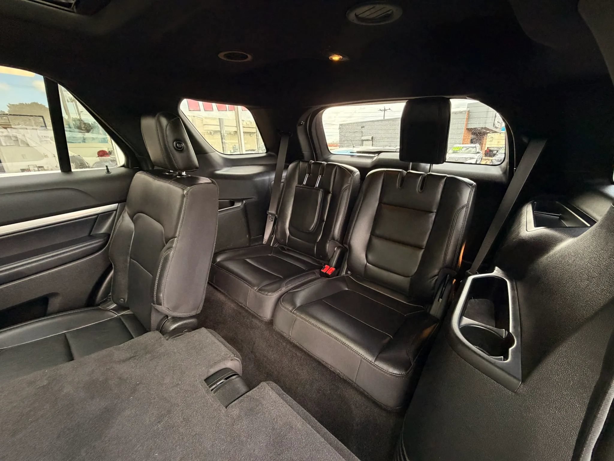 Used 2018 Ford Explorer XLT w/ Equipment Group 202A AWD/4WD image 9