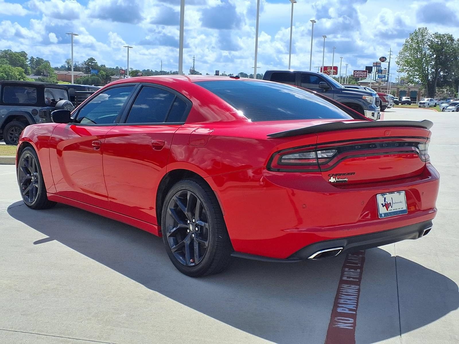 Used 2020 Dodge Charger SXT w/ Blacktop Package RWD image 2