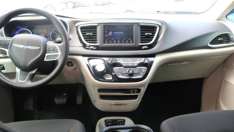 Used 2020 Chrysler Pacifica Touring w/ Tire & Wheel Group FWD image 21