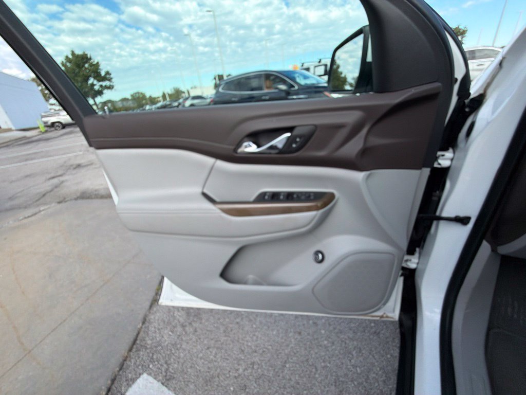Used 2023 GMC Acadia SLE w/ Driver Convenience Package FWD image 35