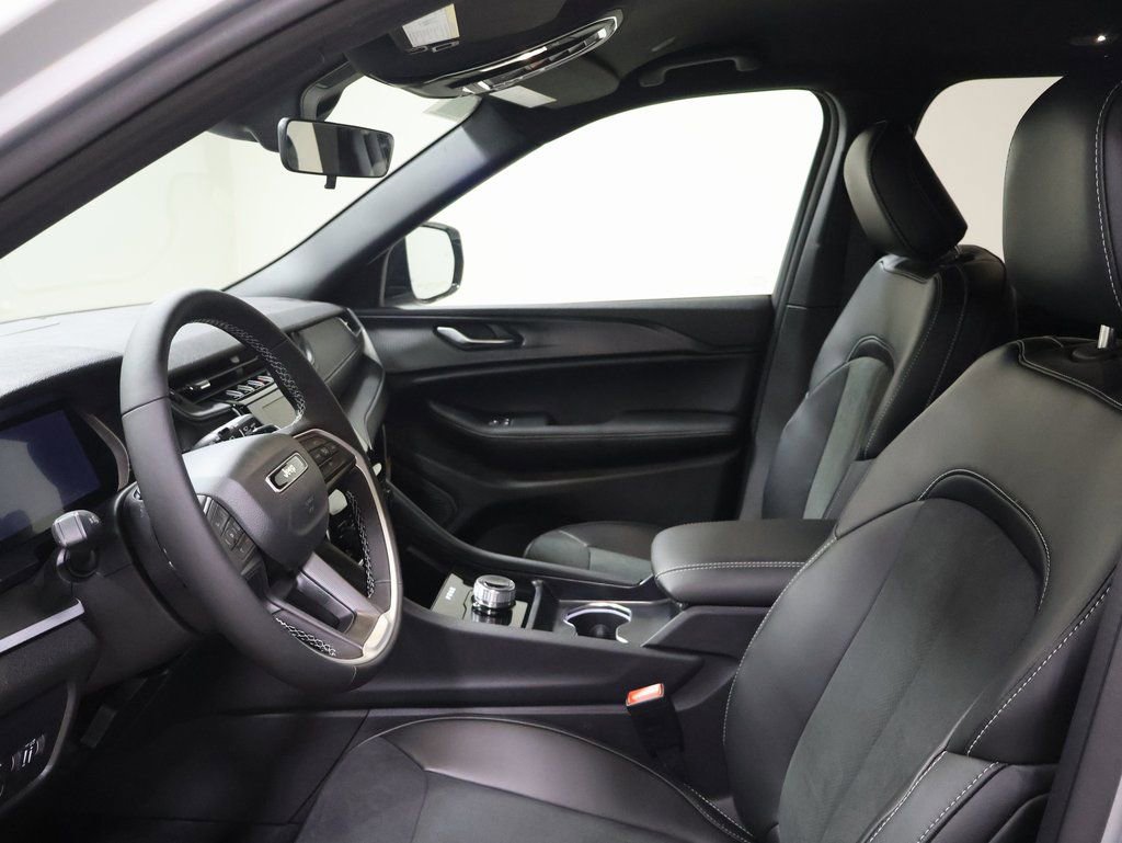 New 2025 Jeep Grand Cherokee Altitude image 9