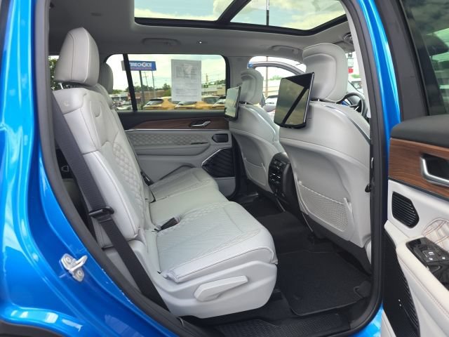 Used 2023 Jeep Grand Cherokee L Summit w/ Advanced Protech Group IV AWD/4WD image 54