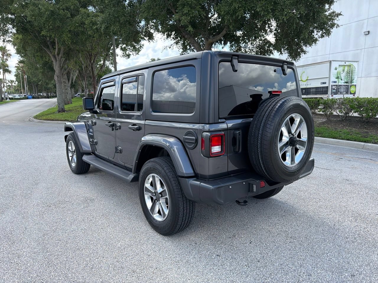 Used 2023 Jeep Wrangler Unlimited Sahara AWD/4WD image 3