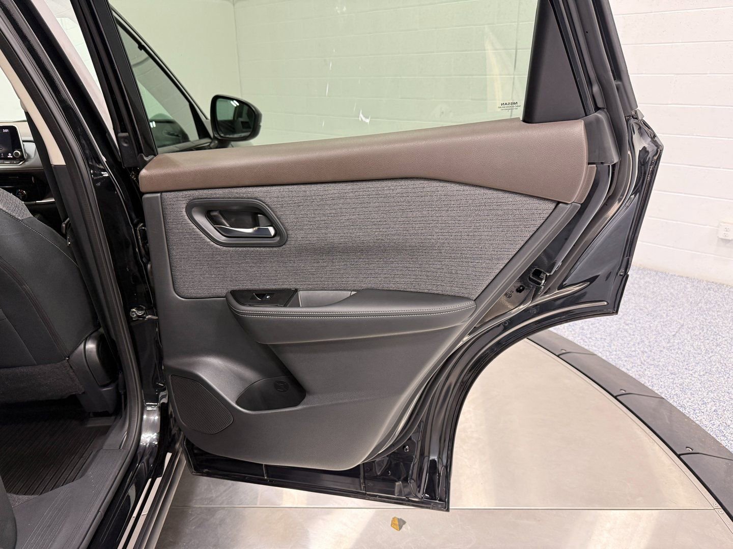 Used 2022 Nissan Rogue SV image 32