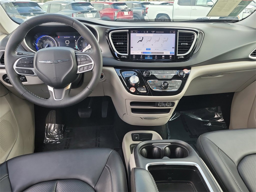 Used 2024 Chrysler Pacifica Touring-L image 5