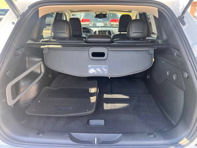 Used 2017 Jeep Cherokee Overland w/ Technology Group FWD image 13