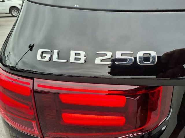 Used 2024 Mercedes-Benz GLB 250 4MATIC image 8