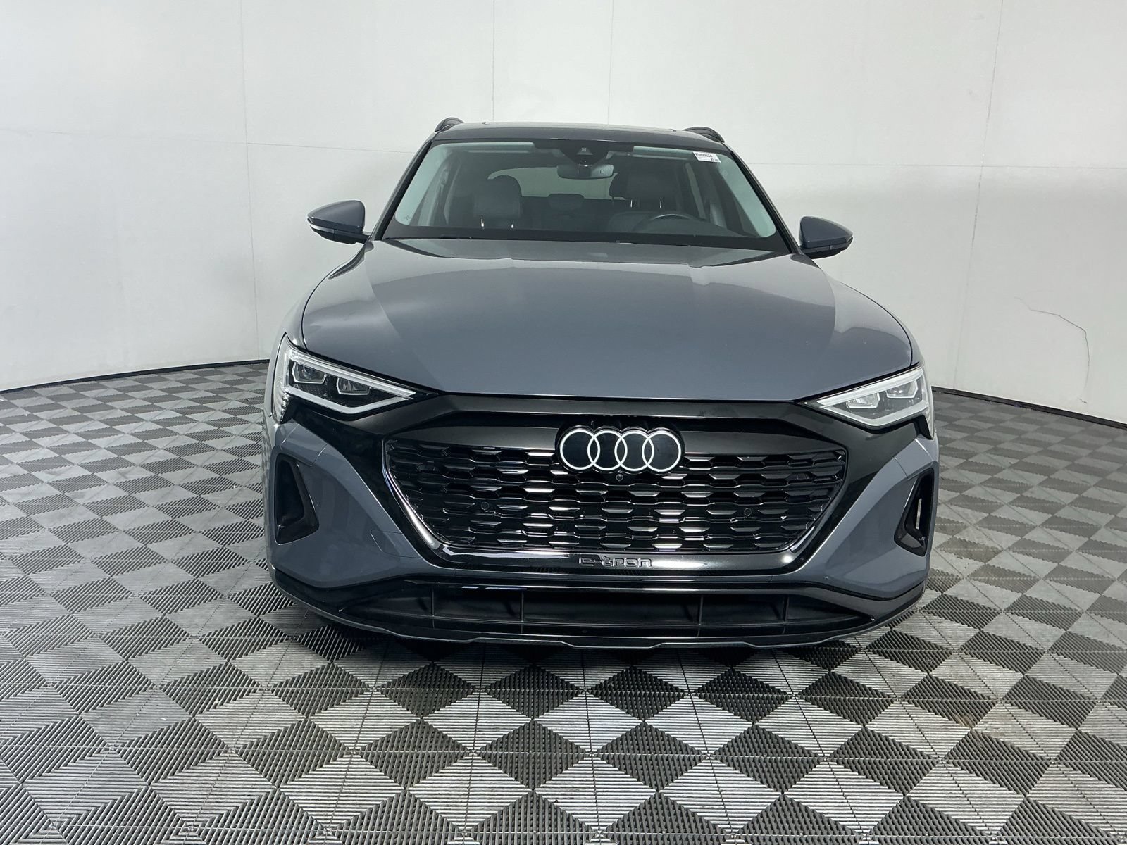 Used 2024 Audi Q8 e-tron Premium Plus AWD/4WD image 2