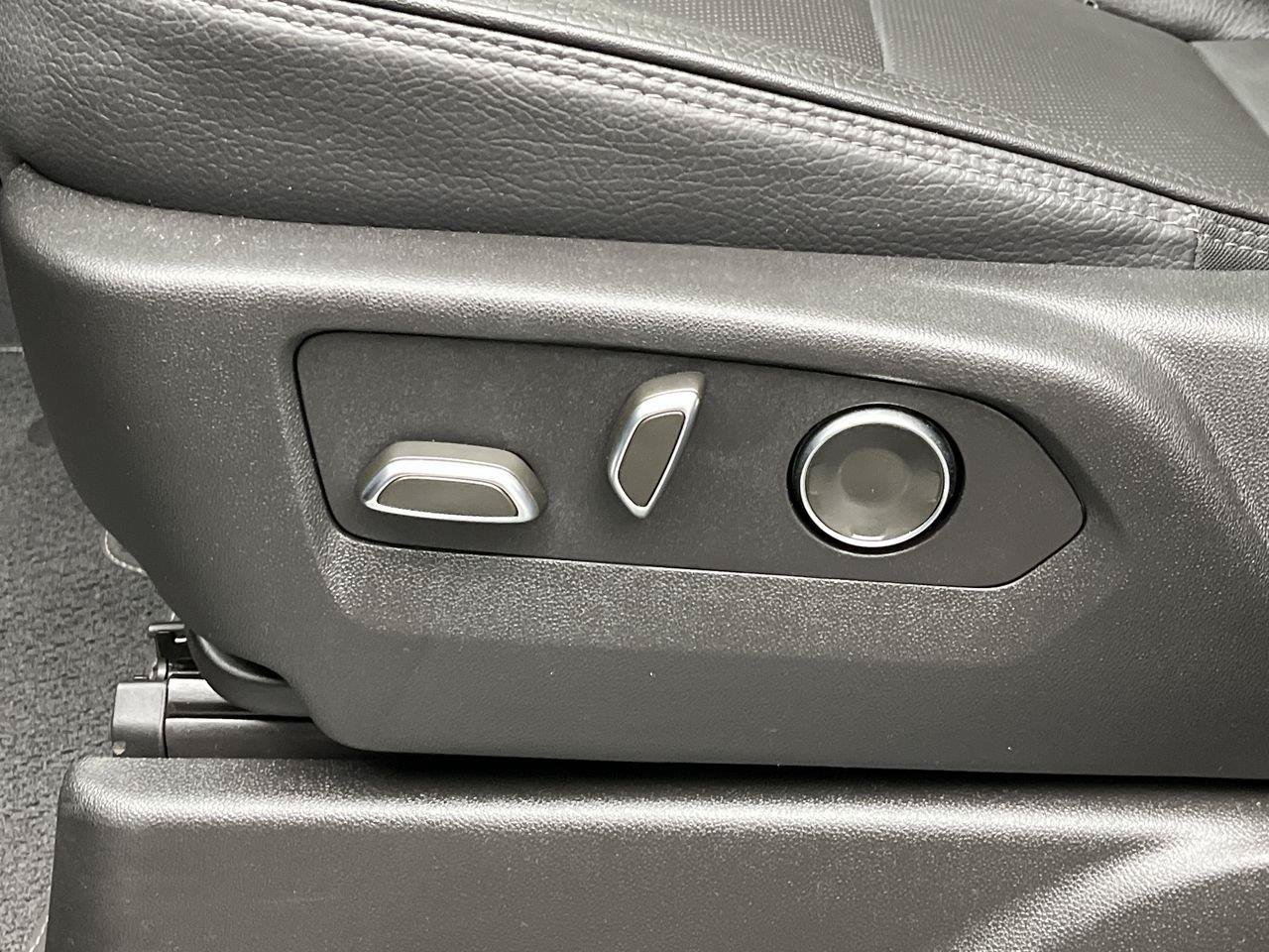 Certified 2024 GMC Yukon XL Denali w/ Advanced Technology Package AWD/4WD image 12