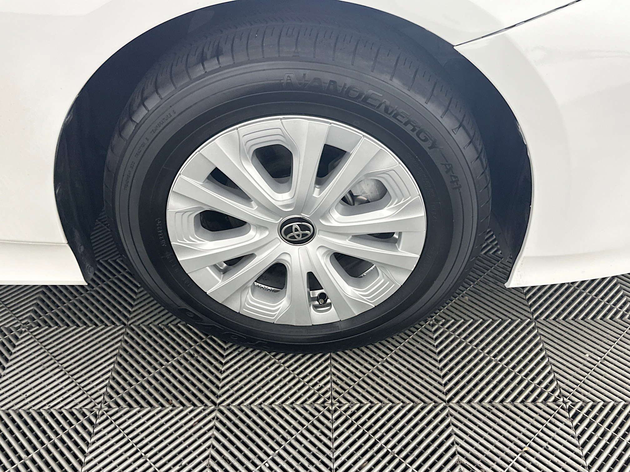 Used 2022 Toyota Prius L Eco image 11