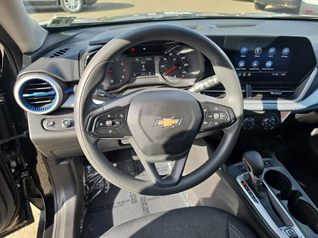 Used 2025 Chevrolet Trax LS w/ LS Convenience Package FWD image 9
