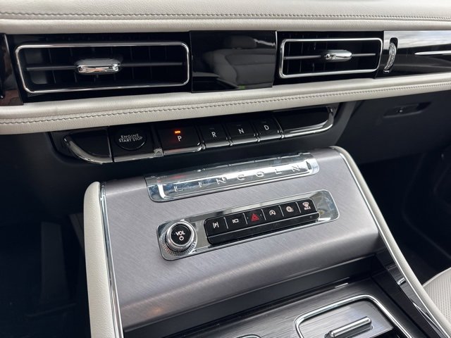 New 2025 Lincoln Aviator AWD image 17