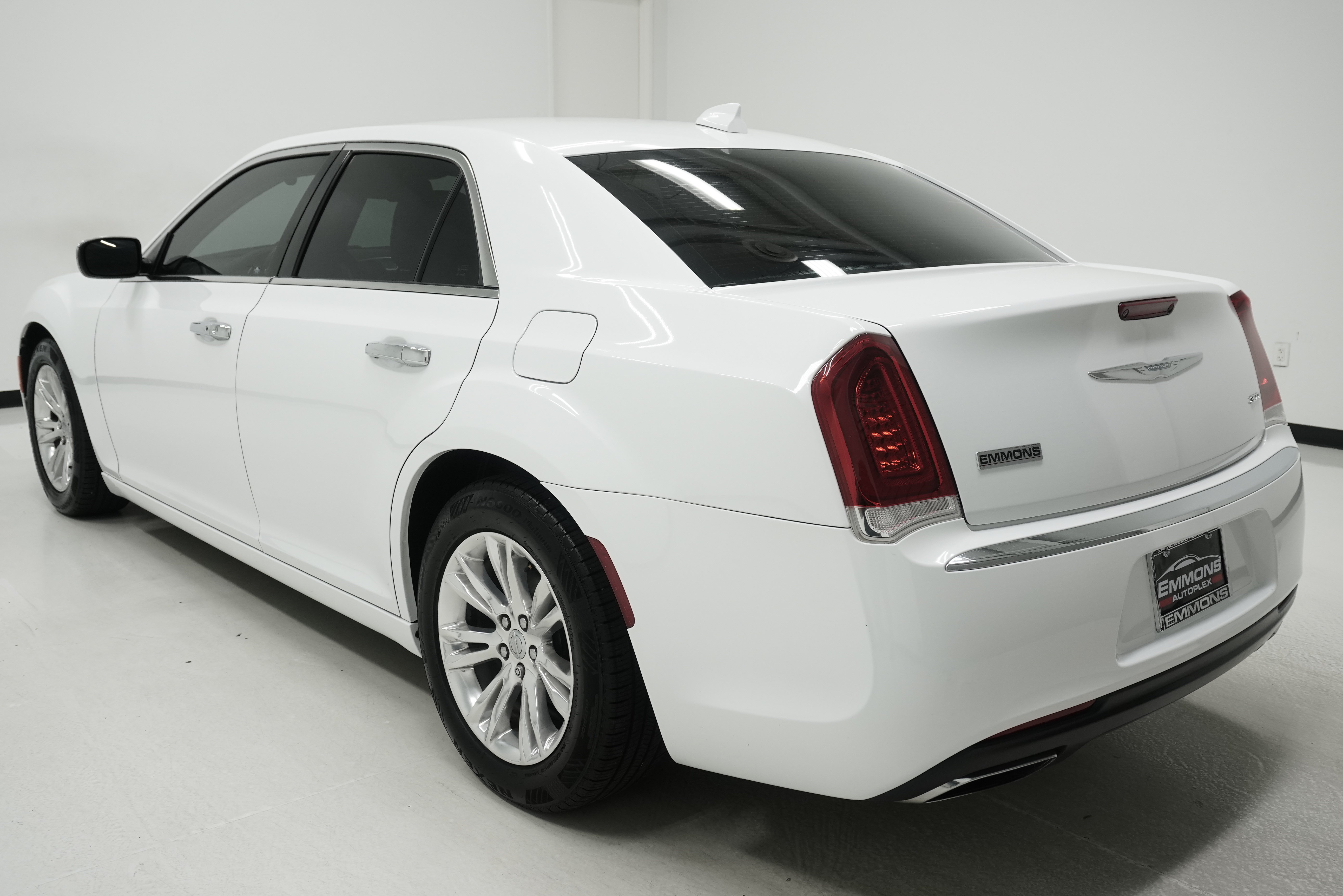 Used 2017 Chrysler 300 Limited w/ Driver Convenience Group RWD image 6