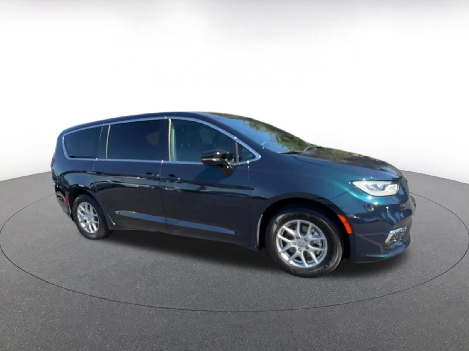 Used 2025 Chrysler Pacifica Select image 2