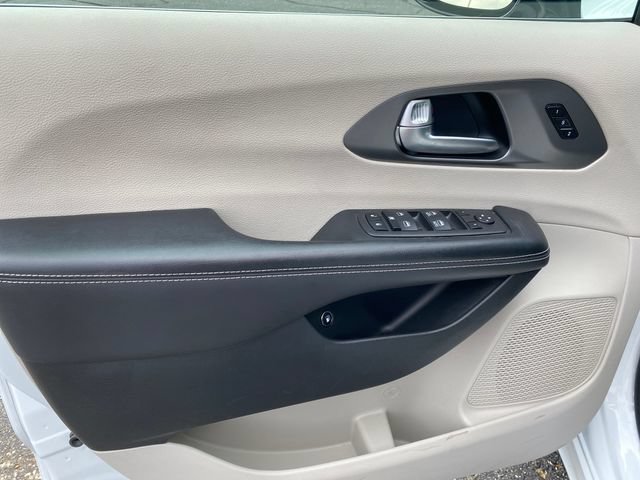 Used 2024 Chrysler Pacifica Limited FWD image 15
