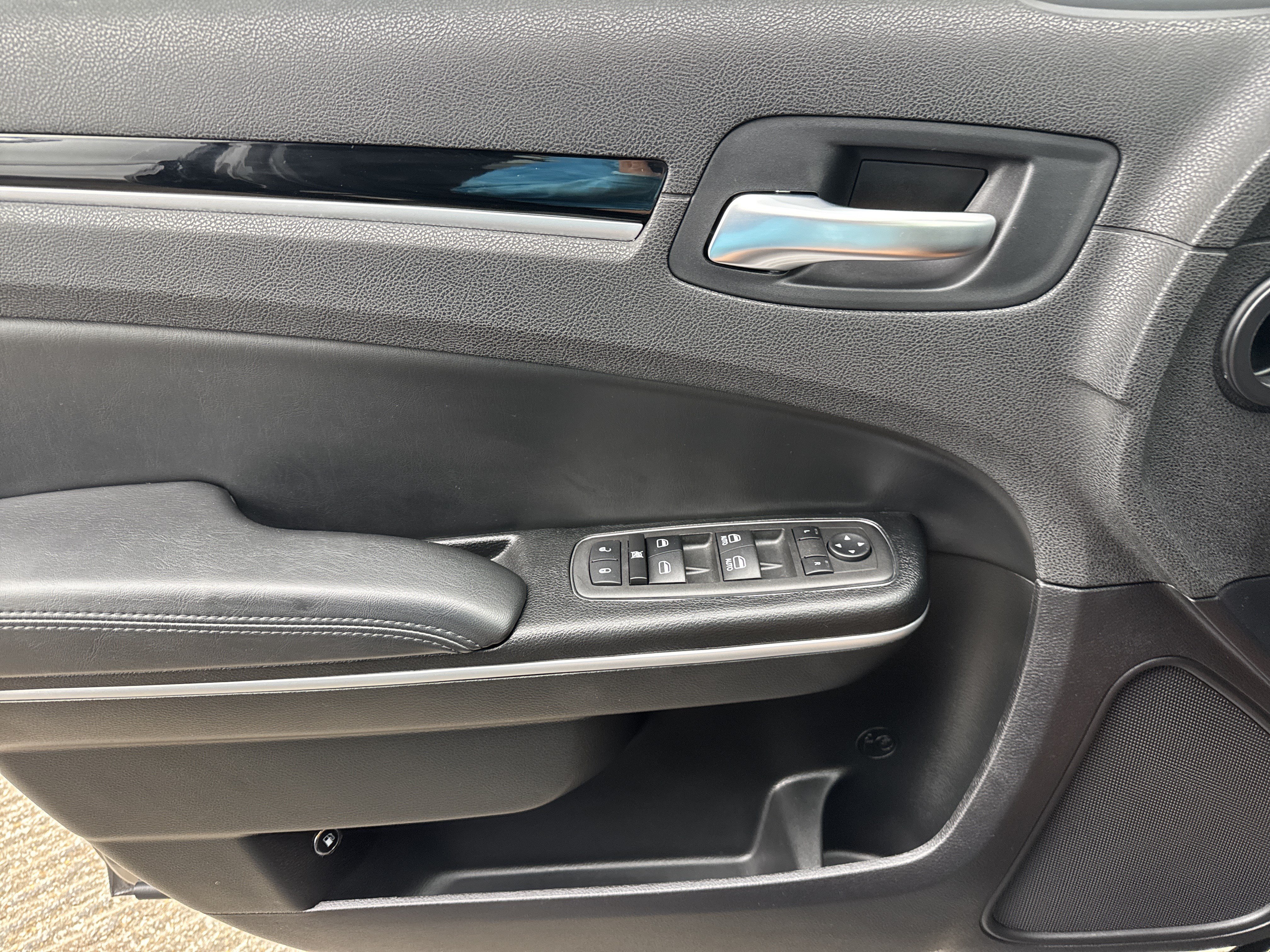 Used 2023 Chrysler 300 Touring L RWD image 9