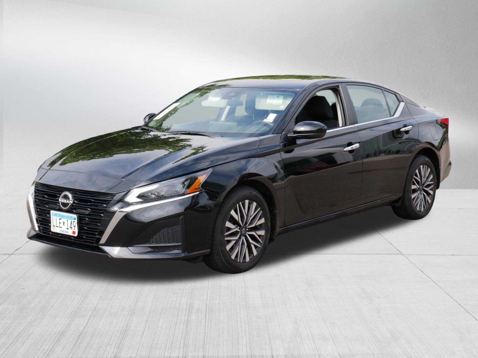 Used 2024 Nissan Altima 2.5 SV w/ SV Premium Package AWD/4WD image 3