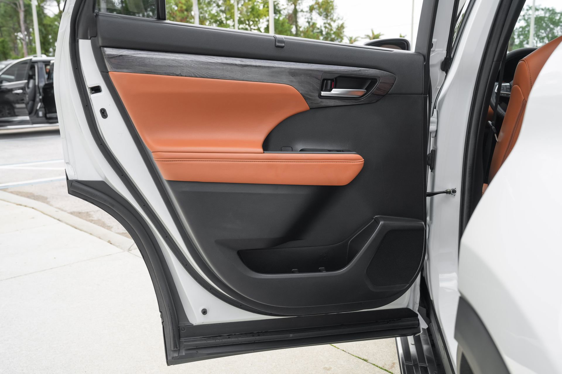 Used 2024 Toyota Highlander Platinum image 32