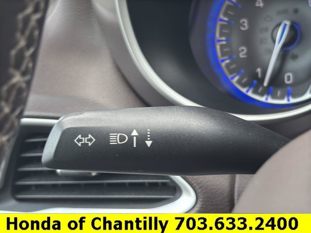 Used 2017 Chrysler Pacifica Touring-L w/ Tire & Wheel Group FWD image 10