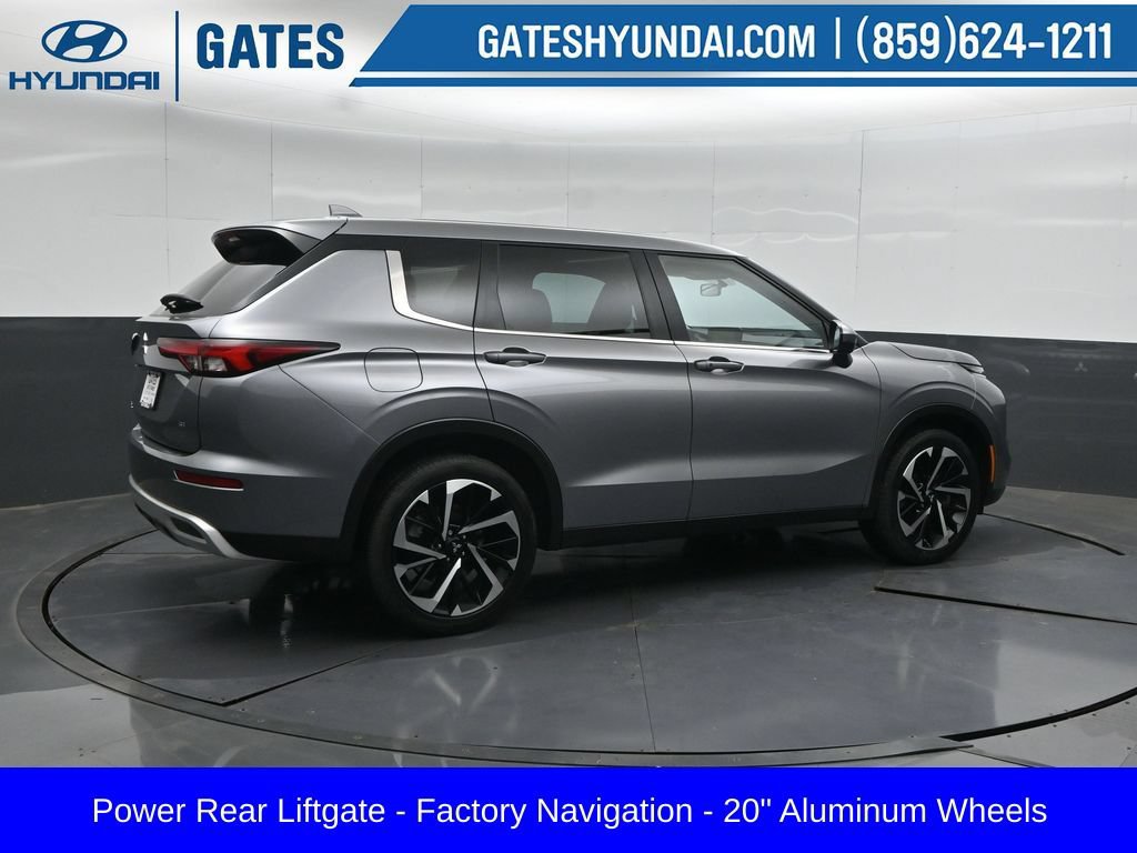 Used 2023 Mitsubishi Outlander SE FWD image 2