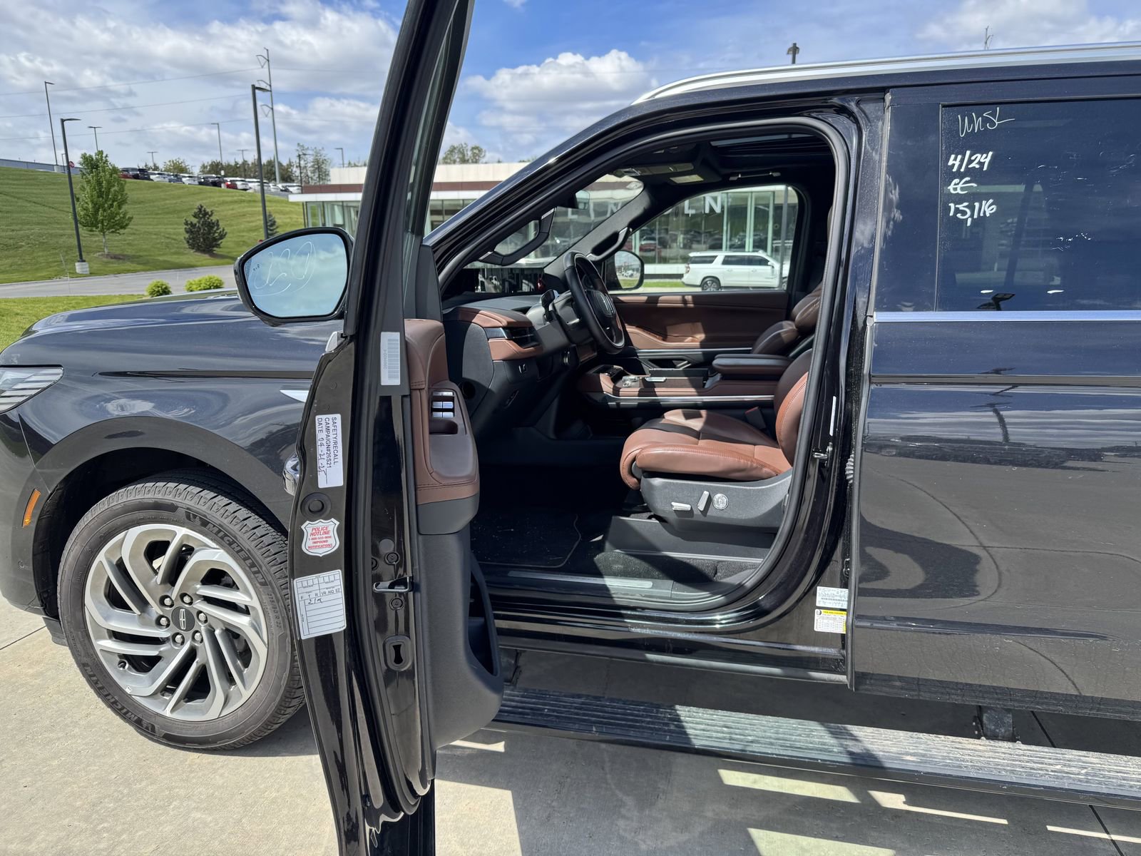 Used 2025 Lincoln Navigator Reserve AWD/4WD image 6