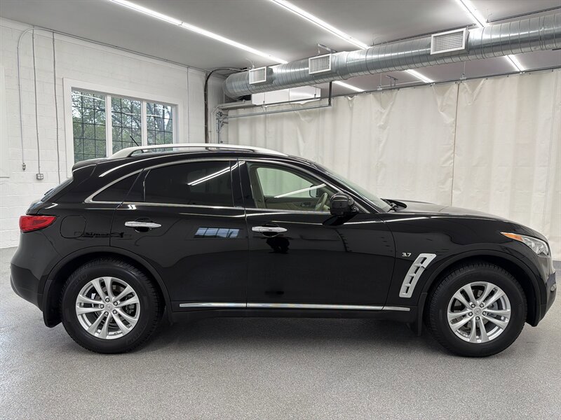 Used 2017 INFINITI QX70 AWD w/ Premium Package image 4