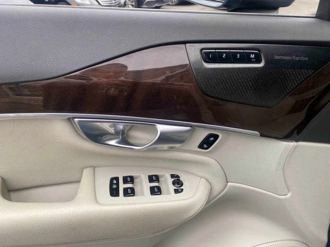 Used 2019 Volvo XC90 T5 Momentum w/ Advanced Package image 11