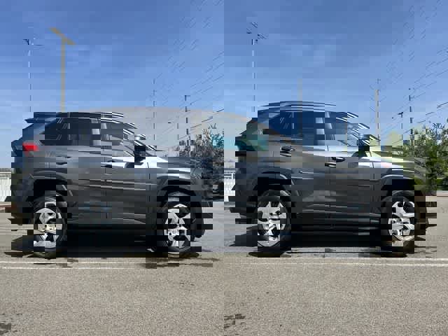 Used 2022 Toyota RAV4 LE AWD/4WD image 3