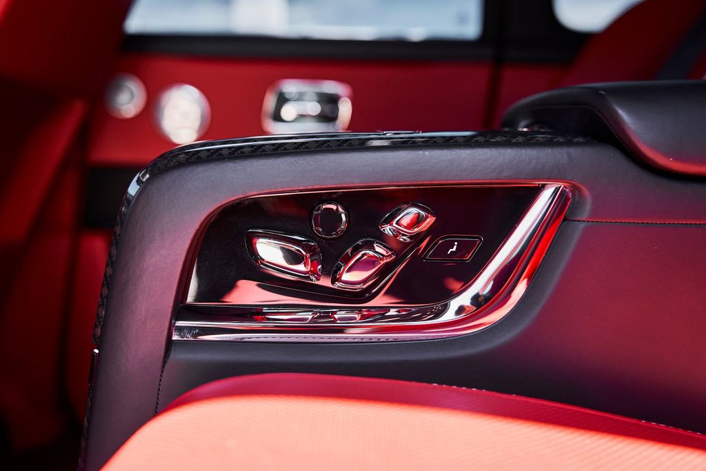 Used 2024 Rolls-Royce Cullinan Black Badge w/ Dark Exterior Package image 54