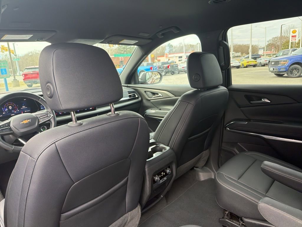 Used 2025 Chevrolet Traverse LT image 28