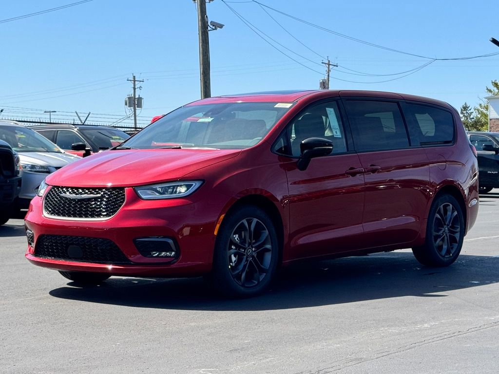New 2026 Chrysler Pacifica Select image 3