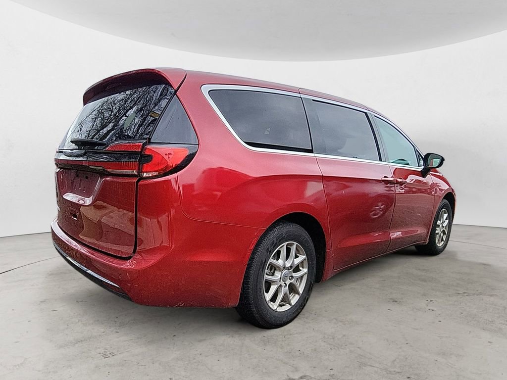 Used 2024 Chrysler Pacifica Touring-L image 3