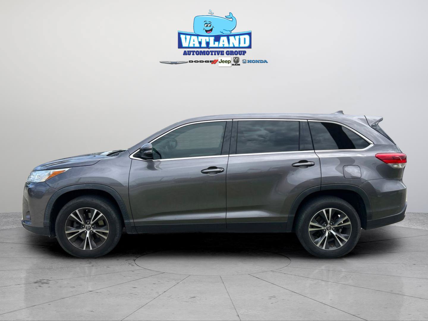 Used 2019 Toyota Highlander Plus FWD image 2